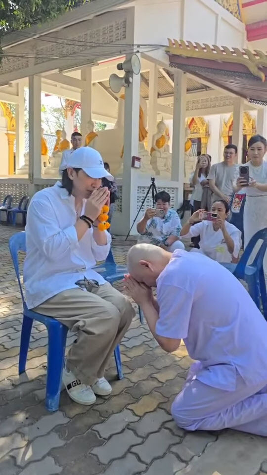 ทนายแก้ว นุ่งชุดขาว เข้าพิธีอุปสมบท ทนายแก้ว นุ่งชุดขาว เข้าพิธีอุปสมบท