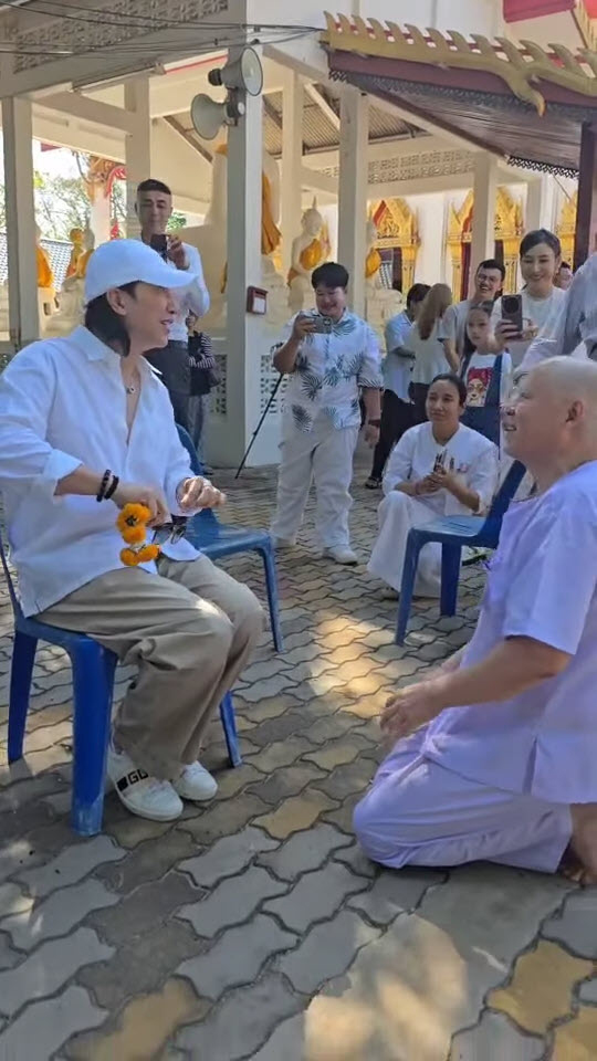 ทนายแก้ว นุ่งชุดขาว เข้าพิธีอุปสมบท ทนายแก้ว นุ่งชุดขาว เข้าพิธีอุปสมบท