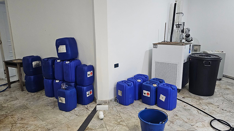 บุกบ้านหรูจีนเทา เจอแท่นผลิตสารเคมี บุกบ้านหรูจีนเทา เจอแท่นผลิตสารเคมี