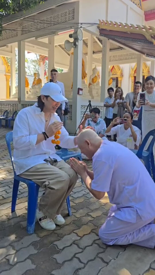 ทนายแก้ว นุ่งชุดขาว เข้าพิธีอุปสมบท ทนายแก้ว นุ่งชุดขาว เข้าพิธีอุปสมบท