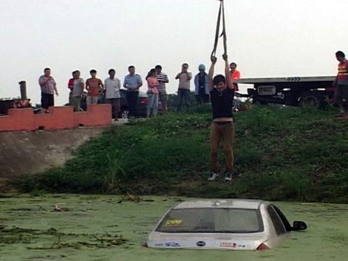 ชิลไปนะ หนุ่มจีนเก๊กนิ่งบนรถจมน้ำ รอตำรวจมาช่วย ชิลไปนะ หนุ่มจีนเก๊กนิ่งบนรถจมน้ำ รอตำรวจมาช่วย