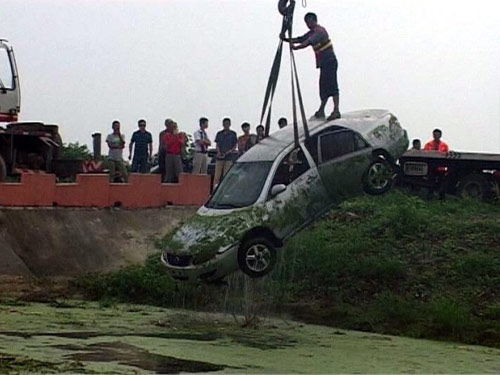 ชิลไปนะ หนุ่มจีนเก๊กนิ่งบนรถจมน้ำ รอตำรวจมาช่วย ชิลไปนะ หนุ่มจีนเก๊กนิ่งบนรถจมน้ำ รอตำรวจมาช่วย