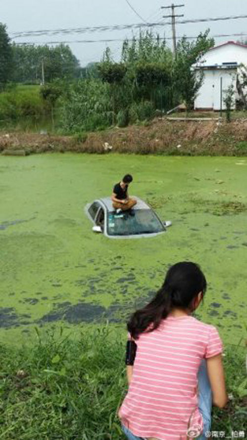 ชิลไปนะ หนุ่มจีนเก๊กนิ่งบนรถจมน้ำ รอตำรวจมาช่วย ชิลไปนะ หนุ่มจีนเก๊กนิ่งบนรถจมน้ำ รอตำรวจมาช่วย