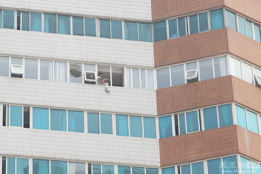 พ่อจับลูกวัย 3 ขวบผูกเอว ขู่โดดตึกฆ่าตัวตาย หลังพบว่าเด็กคนนี้ไม่ใช่ลูกตัวเอง พ่อจับลูกวัย 3 ขวบผูกเอว ขู่โดดตึกฆ่าตัวตาย หลังพบว่าเด็กคนนี้ไม่ใช่ลูกตัวเอง