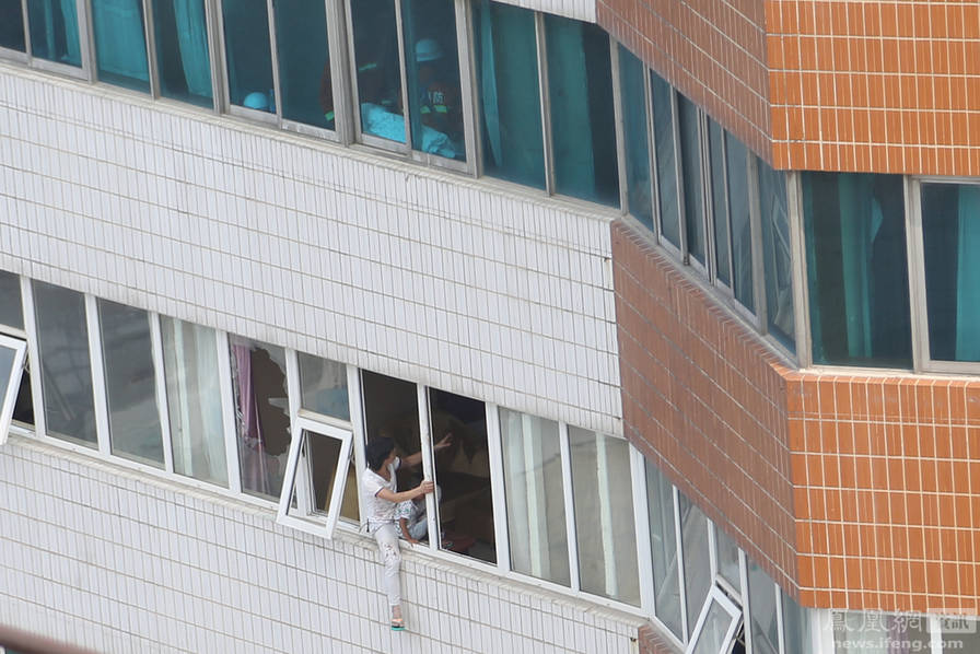 พ่อจับลูกวัย 3 ขวบผูกเอว ขู่โดดตึกฆ่าตัวตาย หลังพบว่าเด็กคนนี้ไม่ใช่ลูกตัวเอง พ่อจับลูกวัย 3 ขวบผูกเอว ขู่โดดตึกฆ่าตัวตาย หลังพบว่าเด็กคนนี้ไม่ใช่ลูกตัวเอง