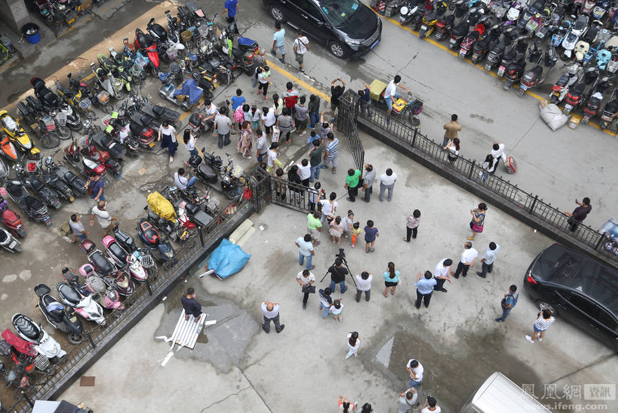 พ่อจับลูกวัย 3 ขวบผูกเอว ขู่โดดตึกฆ่าตัวตาย หลังพบว่าเด็กคนนี้ไม่ใช่ลูกตัวเอง พ่อจับลูกวัย 3 ขวบผูกเอว ขู่โดดตึกฆ่าตัวตาย หลังพบว่าเด็กคนนี้ไม่ใช่ลูกตัวเอง
