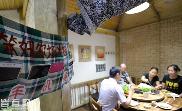 ร้านอาหารจีนออกกฎเหล็ก ห้ามลูกค้าเล่นมือถือระหว่างกินข้าว ร้านอาหารจีนออกกฎเหล็ก ห้ามลูกค้าเล่นมือถือระหว่างกินข้าว