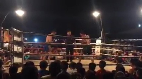 วัยรุ่นต่อยมวยกับตำรวจ วัยรุ่นต่อยมวยกับตำรวจ