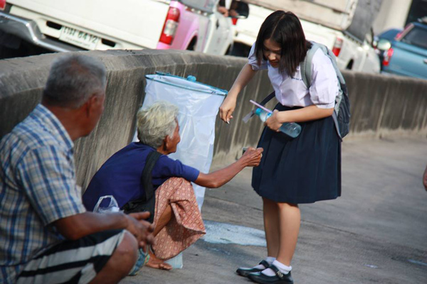 นักเรียนสาวมอบน้ำใจแก่คุณยายขอทาน นักเรียนสาวมอบน้ำใจแก่คุณยายขอทาน