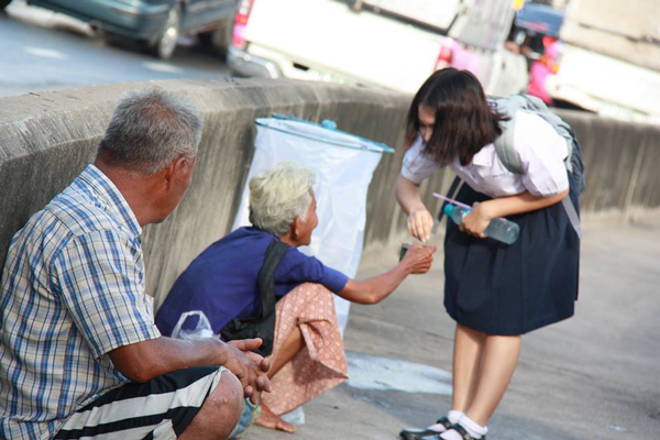 นักเรียนสาวมอบน้ำใจแก่คุณยายขอทาน นักเรียนสาวมอบน้ำใจแก่คุณยายขอทาน