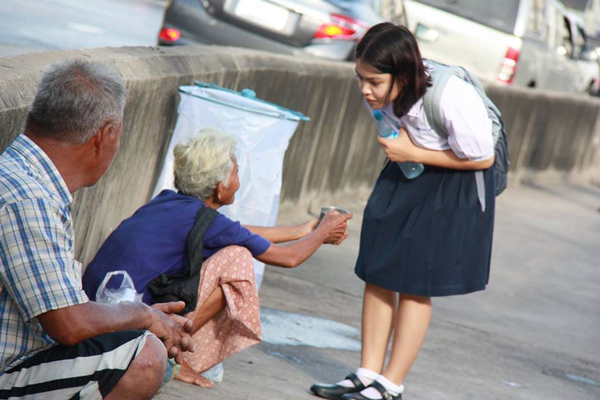 นักเรียนสาวมอบน้ำใจแก่คุณยายขอทาน นักเรียนสาวมอบน้ำใจแก่คุณยายขอทาน