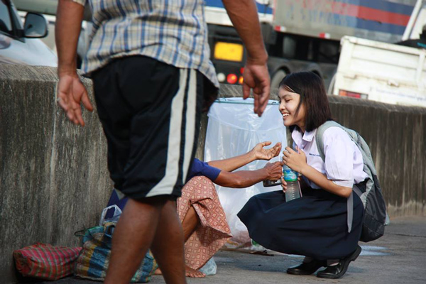 นักเรียนสาวมอบน้ำใจแก่คุณยายขอทาน นักเรียนสาวมอบน้ำใจแก่คุณยายขอทาน