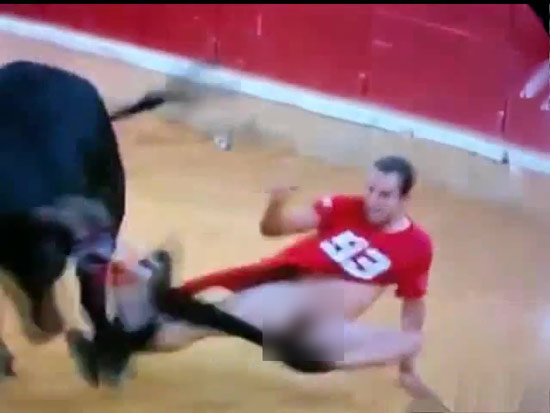 หนุ่มถูกกระทิงไล่ขวิดกางเกง หนุ่มถูกกระทิงไล่ขวิดกางเกง