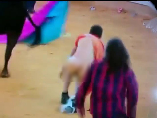 หนุ่มถูกกระทิงไล่ขวิดกางเกง หนุ่มถูกกระทิงไล่ขวิดกางเกง