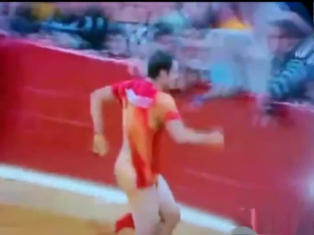 หนุ่มถูกกระทิงไล่ขวิดกางเกง หนุ่มถูกกระทิงไล่ขวิดกางเกง