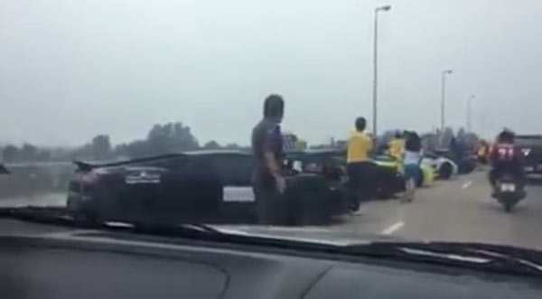 ตำรวจปิดถนนให้แลมโบกินี่ 11 คัน ถ่ายรูปบนสะพานเมืองภูเก็ต ตำรวจปิดถนนให้แลมโบกินี่ 11 คัน ถ่ายรูปบนสะพานเมืองภูเก็ต