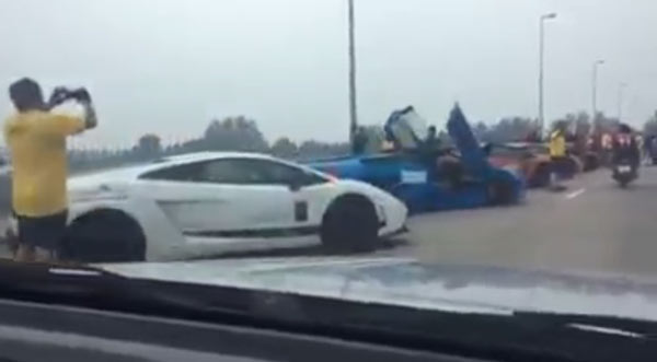 ตำรวจปิดถนนให้แลมโบกินี่ 11 คัน ถ่ายรูปบนสะพานเมืองภูเก็ต ตำรวจปิดถนนให้แลมโบกินี่ 11 คัน ถ่ายรูปบนสะพานเมืองภูเก็ต