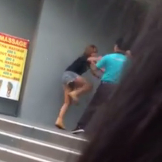 พนักงานโรงแรมเตะไล่แขก พนักงานโรงแรมเตะไล่แขก