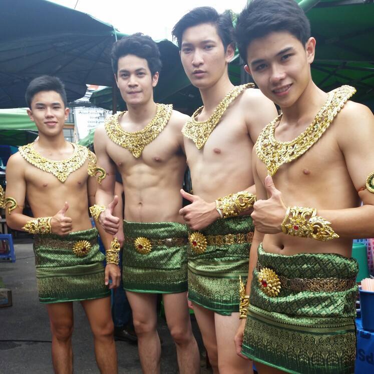 หนุ่มกล้ามล่ำนุ่งสั้น แดนซ์มันส์ ๆ เสิร์ฟส้มตำที่จตุจักร หนุ่มกล้ามล่ำนุ่งสั้น แดนซ์มันส์ ๆ เสิร์ฟส้มตำที่จตุจักร