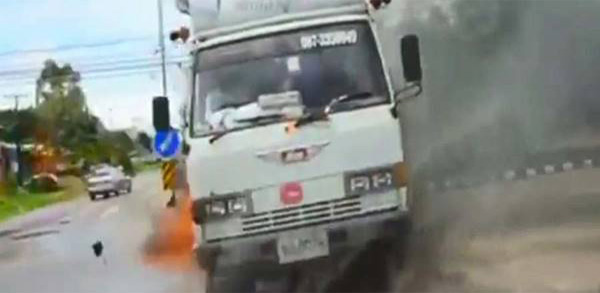 2 หนุ่มหิ้วถังน้ำมันซิ่งมอเตอร์ไซค์ฝ่าไฟแดงชน 6 ล้อ ไฟลุกท่วม 2 หนุ่มหิ้วถังน้ำมันซิ่งมอเตอร์ไซค์ฝ่าไฟแดงชน 6 ล้อ ไฟลุกท่วม