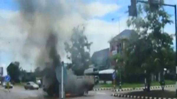 2 หนุ่มหิ้วถังน้ำมันซิ่งมอเตอร์ไซค์ฝ่าไฟแดงชน 6 ล้อ ไฟลุกท่วม 2 หนุ่มหิ้วถังน้ำมันซิ่งมอเตอร์ไซค์ฝ่าไฟแดงชน 6 ล้อ ไฟลุกท่วม