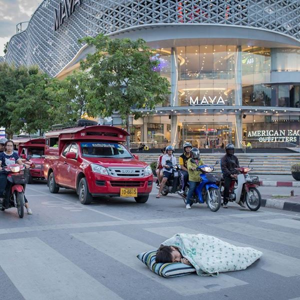 นักศึกษานอนกลางสี่แยกไฟแดง นักศึกษานอนกลางสี่แยกไฟแดง