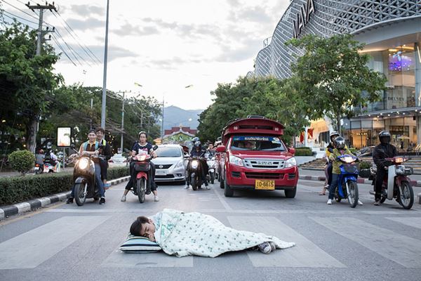 นักศึกษานอนกลางสี่แยกไฟแดง นักศึกษานอนกลางสี่แยกไฟแดง