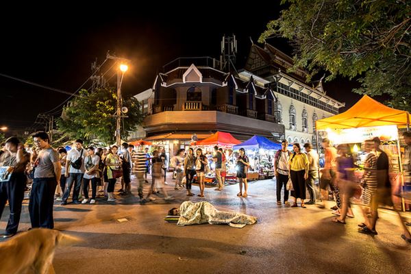 นักศึกษานอนกลางสี่แยกไฟแดง นักศึกษานอนกลางสี่แยกไฟแดง