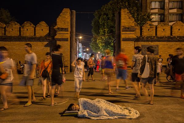 นักศึกษานอนกลางสี่แยกไฟแดง นักศึกษานอนกลางสี่แยกไฟแดง