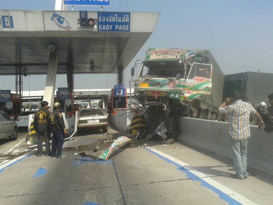 รถพ่วง 18 ล้อ เสียหลักพุ่งชนรถบนทางด่วนบางพลี-สุขสวัสดิ์ รถพ่วง 18 ล้อ เสียหลักพุ่งชนรถบนทางด่วนบางพลี-สุขสวัสดิ์