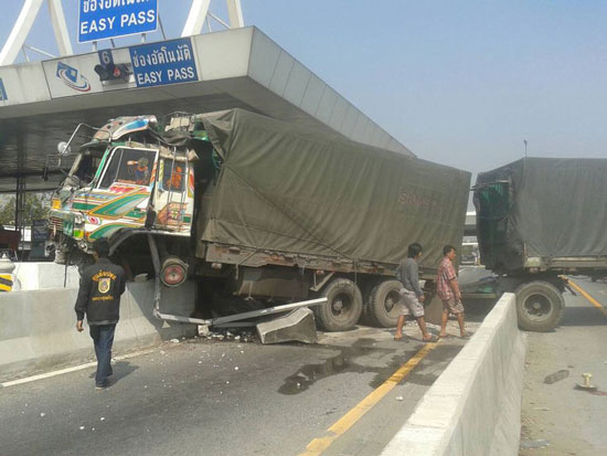 รถพ่วง 18 ล้อ เสียหลักพุ่งชนรถบนทางด่วนบางพลี-สุขสวัสดิ์ รถพ่วง 18 ล้อ เสียหลักพุ่งชนรถบนทางด่วนบางพลี-สุขสวัสดิ์