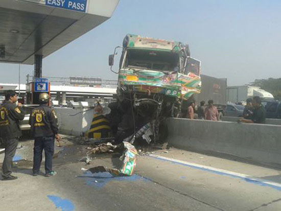 รถพ่วง 18 ล้อ เสียหลักพุ่งชนรถบนทางด่วนบางพลี-สุขสวัสดิ์ รถพ่วง 18 ล้อ เสียหลักพุ่งชนรถบนทางด่วนบางพลี-สุขสวัสดิ์