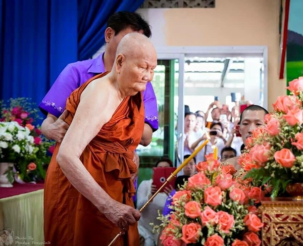 หลวงพ่อจรัญ ฐิตธมฺโม หลวงพ่อจรัญ ฐิตธมฺโม