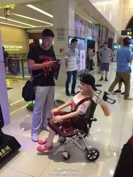 หนุ่มออกเดทกับตุ๊กตายาง หนุ่มออกเดทกับตุ๊กตายาง