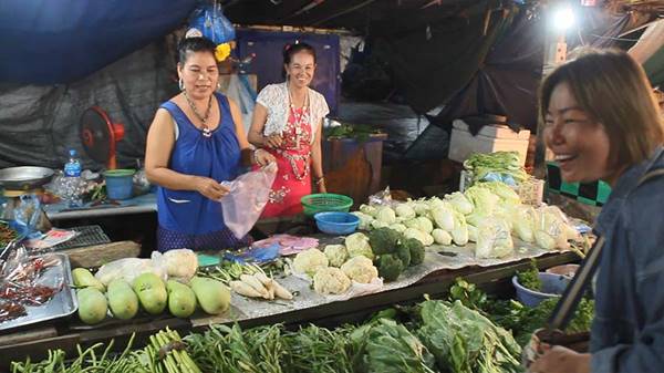 พ่อค้าแม่ค้าตลาดเจริญสุข จ.นนทบุรี แต่งชุดไทยขายของ พ่อค้าแม่ค้าตลาดเจริญสุข จ.นนทบุรี แต่งชุดไทยขายของ