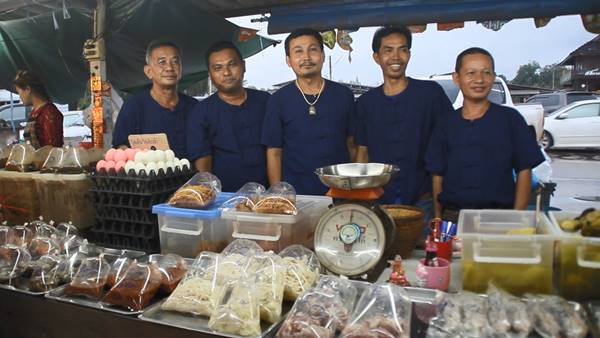 พ่อค้าแม่ค้าตลาดเจริญสุข จ.นนทบุรี แต่งชุดไทยขายของ พ่อค้าแม่ค้าตลาดเจริญสุข จ.นนทบุรี แต่งชุดไทยขายของ