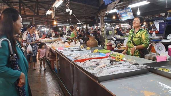 พ่อค้าแม่ค้าตลาดเจริญสุข จ.นนทบุรี แต่งชุดไทยขายของ พ่อค้าแม่ค้าตลาดเจริญสุข จ.นนทบุรี แต่งชุดไทยขายของ