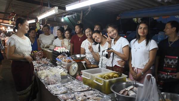 พ่อค้าแม่ค้าตลาดเจริญสุข จ.นนทบุรี แต่งชุดไทยขายของ พ่อค้าแม่ค้าตลาดเจริญสุข จ.นนทบุรี แต่งชุดไทยขายของ