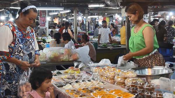 พ่อค้าแม่ค้าตลาดเจริญสุข จ.นนทบุรี แต่งชุดไทยขายของ พ่อค้าแม่ค้าตลาดเจริญสุข จ.นนทบุรี แต่งชุดไทยขายของ