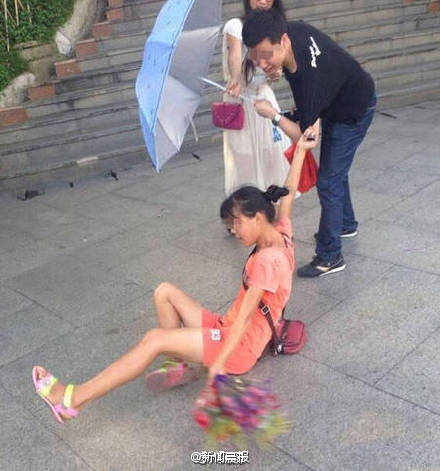 เด็กขายดอกไม้ทุ่มสุดตัวตื๊อคนซื้อของ เด็กขายดอกไม้ทุ่มสุดตัวตื๊อคนซื้อของ