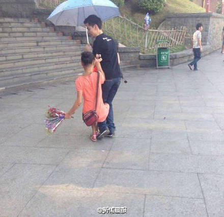 เด็กขายดอกไม้ทุ่มสุดตัวตื๊อคนซื้อของ เด็กขายดอกไม้ทุ่มสุดตัวตื๊อคนซื้อของ