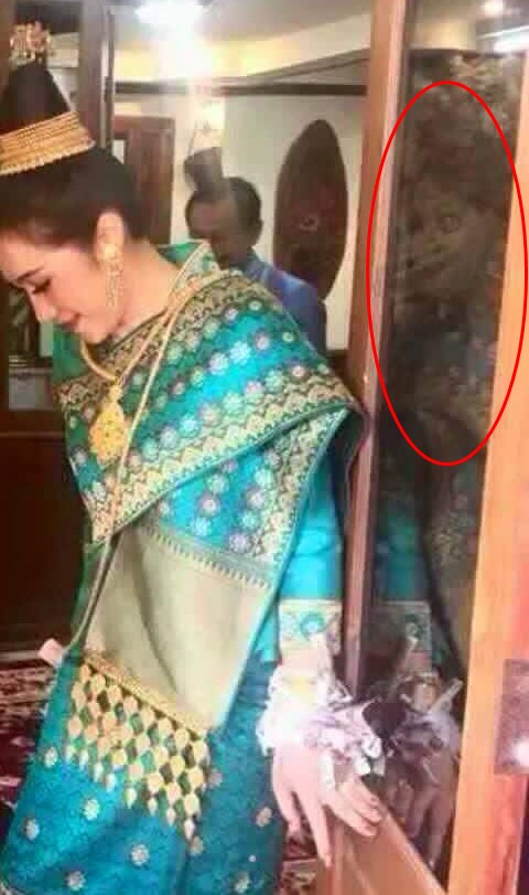 สะพรึง ภาพคู่บ่าวสาวในงานแต่ง พบเงาแขกไม่ได้รับเชิญโผล่แสยะยิ้ม สะพรึง ภาพคู่บ่าวสาวในงานแต่ง พบเงาแขกไม่ได้รับเชิญโผล่แสยะยิ้ม