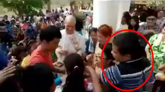 ชายมือไวฉกเงินโปรยทานชิ่งหนีต่อหน้านาค ชายมือไวฉกเงินโปรยทานชิ่งหนีต่อหน้านาค