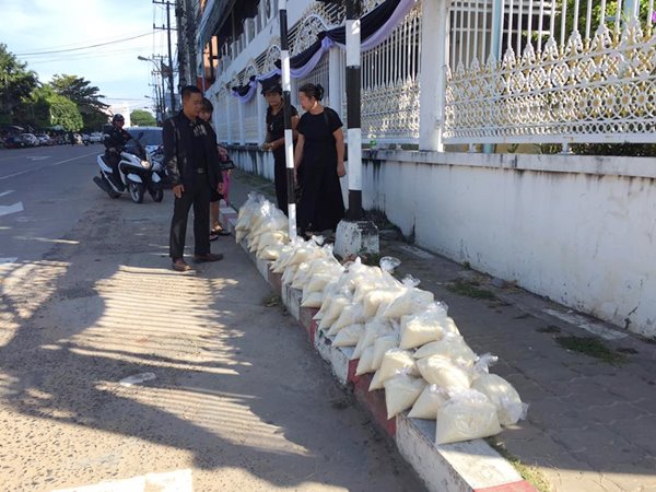 ชาวนาขายข้าวหอมมะลิริมทาง ชาวนาขายข้าวหอมมะลิริมทาง