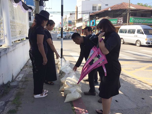 ชาวนาขายข้าวหอมมะลิริมทาง ชาวนาขายข้าวหอมมะลิริมทาง