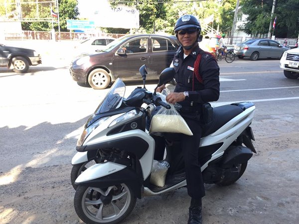 ชาวนาขายข้าวหอมมะลิริมทาง ชาวนาขายข้าวหอมมะลิริมทาง