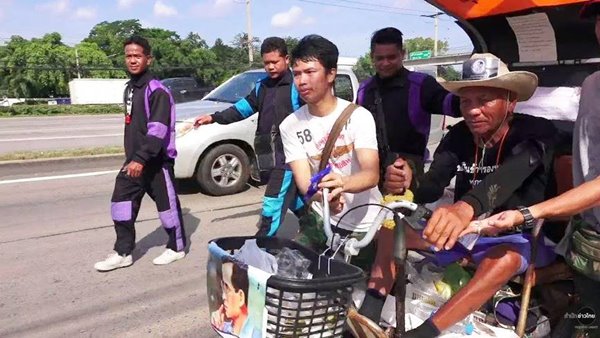 คุณตาปานวัย 84 โยกรถเข็นพระราชทานถึงสนามหลวงแล้ว คุณตาปานวัย 84 โยกรถเข็นพระราชทานถึงสนามหลวงแล้ว