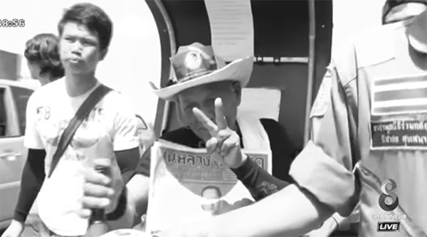 คุณตาปานวัย 84 โยกรถเข็นพระราชทานถึงสนามหลวงแล้ว คุณตาปานวัย 84 โยกรถเข็นพระราชทานถึงสนามหลวงแล้ว