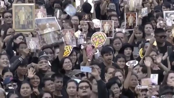 ทีมงานประกาศติงคนชูสองนิ้ว ระหว่างถ่าย MV เพลงสรรเสริญพระบารมี ทีมงานประกาศติงคนชูสองนิ้ว ระหว่างถ่าย MV เพลงสรรเสริญพระบารมี