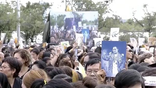 ทีมงานประกาศติงคนชูสองนิ้ว ระหว่างถ่าย MV เพลงสรรเสริญพระบารมี ทีมงานประกาศติงคนชูสองนิ้ว ระหว่างถ่าย MV เพลงสรรเสริญพระบารมี